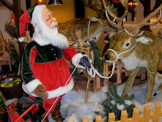 Weihnachtsmann #1 - Weihnachtsmann, Santa Claus, Father Christmas, Rentier, Rentiere, Schnee, rot, weiß, Bart