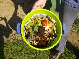 Kompostsammeln im Haushalt - Kompost, rohe Nahrungsmittelabfälle, Rotte, Kompostierung, Abfälle, Grünabfall