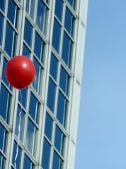 fliegender Ballon - Ballon, Luftballon, fliegen, Auftrieb, Fassade, Eindruck, Perspektive, rot, rund, leicht, Volumen, Dichte, Physik, Mathematik