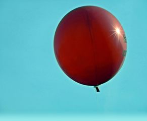roter Luftballon - rot, Luft, Ballon, Party, Karneval, Geburtstag, Luftballon, fliegen, Auftrieb, Hülle, Physik, Mathematik, Kugel