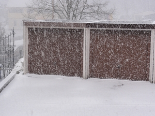 Schneefall #1 - Schnee, Schneefall, Wind, Sturm, Schneeflocken, Wasser, Niederschlag, Winter, weiß, weiße Pracht, braun, Garage, Garagentor