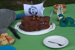 Piraten-Kuchen - Piraten, Piratenschiff, Segelschiff, Segel, Kanonen, Kanonenrohre, Luken, Kuchen, Kastenkuchen, Schokokuchen, Glasur, Schokolade, Kekse, Smarties, Geburtstag, Geburtstagsfeier, Lebensmittelfarbe, eingefärbt