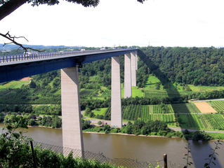 Moseltal #1 - Brücke, Mosel, Moseltal, Pfeiler, hoch, Fahrbahn, Wein, Weinberge, Tal, Blick, Aussicht, Wald, Verkehr, überspannen