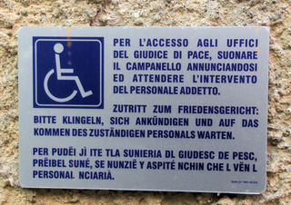 Hinweisschild für Behinderte - Schild, Hinweisschild, behindert, Behinderte, italienisch, deutsch, ladinisch, Alto Adige, Sprachen, Übersetzung