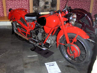 Motorrad-Oldtimer #2 - Motorrad, alt, Oldtimer, Ausstellung, Exponat, Motor, fahren, Moto Guzzi, rot