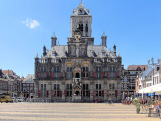 Rathaus in Delft - Delft, Rathaus, Marktplatz, Renaissance, Niederlande, Markt, Platz, Sehenswürdigkeit, spätgotisch, Gebäude, Symmetrie