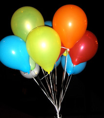Luftballons - Luftballon, Ballon, Gasballon, aufblasen, fliegen, leicht, bunt, rot, gelb, blau, Auftrieb, Helium, Edelgas, Chemie