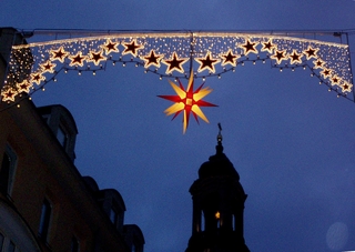 Lichter über dem Kirchturm - Weihnachten, Licht, Beleuchtung, Kerzen, Lichter, dunkel, festlich, Sterne, Stern, Herrenhuter Stern