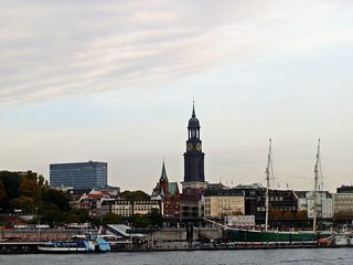 Hamburg Landungsbrücken - Hamburg, Hansestadt, Hafenstadt, Sehenswürdigkeit, Museum, Flaniermeile, Schiffsanleger, Hafenrundfahrt