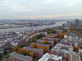 Hamburg Blick elbabwärts - Hamburg, Hansestadt, Hafenstadt, Elbe, Containerhafen, Werft, Landungsbrücken, Hafen