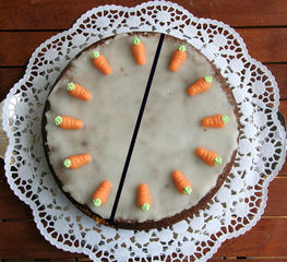 Torte teilen #8 - Kuchen, Torte, Tortenstück, teilen, Teil, Teile, Hälfte, halbieren, Bruchrechnen, rechnen, Bruchteil, Brüche, zwei, Winkel