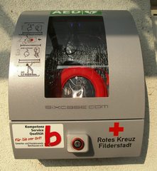 Defibrillator#1 - Defibrillator, Erste Hilfe, Notfall, Schockgeber, Herzflimmern, Rettung, Kardiologie, Lebensrettung