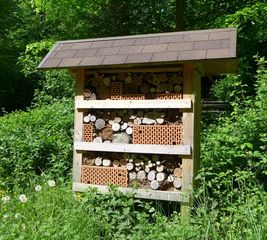 Insektenhaus - Insektenhotel, Insekten, Wildbienen, Bienenhotel, Wespen, Bruthilfe, Höhlung, Nisthilfe, Überwinterungshilfe, Insektenhaus, Insektenschutz, Nistkästen, Naturmaterial