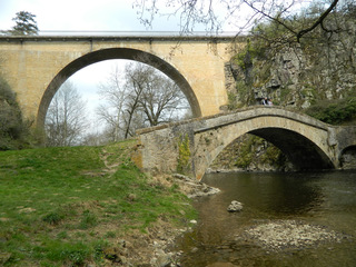 Zwei Brücken in Pierre Perthuis - Architrktur, Brücke, Viadukt, Römerbrücke, Bogenbrücke, Frankreich, pont