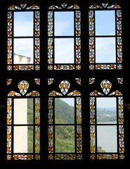 Fenster zum Rhein - Fenster, Muster, Blick, Aussicht, Ausblick, Ausschau halten, schauen, heraus schauen, sehen, Weitsicht, Kunst, Verglasung, Bemalung, Bleiverglasung, bunt, Glaskunst, sechs, Rechteck, Fläche, Impuls, Ethik