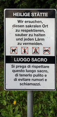Hinweisschild an einer Kirche in Südtirol - Schild, Hinweis, Bitte, Warnung, Kirche, heiliger Ort, luogo sacro, Tirol, zweisprachig, italienisch, Information