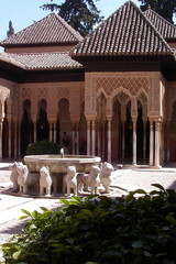 Löwenbrunnen in der Alhambra - Brunnen, Brunnenschale, Wassergewinnung, Zierbrunnen, Wasserzulauf, Wasserförderung, Laufbrunnen, Löwe, Löwenbrunnen, Granada, Spanien