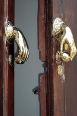 Türklopfer in Sevilla - Tür, Eingangstür, Türklopfer, Messing, Klopfgeräusch, anklopfen, um Einlass bitten