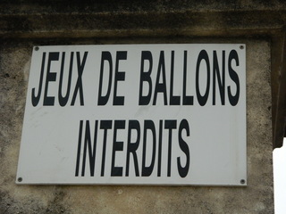 Jeux de ballons interdits - Frankreich, Schild, panneau, interdit, verboten, Ballspielen, jeux de ballons