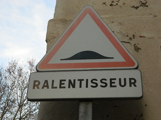 ralentisseur - Frankreich, panneau, Schild, Verkehrsschild, Straße, ralentisseur