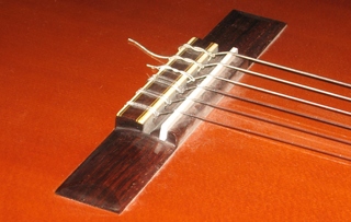 Gitarre #3 Detailfoto Steg - Zupfinstrumente, Gitarre, Instrumentenkunde, Steg, Saiten