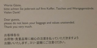 Hinweisschild: Gepäck - Hinweisschild, japanisch, Gepäck, Wertgegenstände, Diebstahl