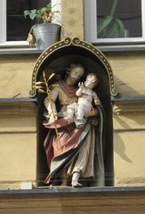 Heiligenfigur an einem Haus - Heiligenfigur