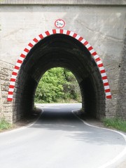 Parabel-Tunnel - Parabel, Tunnel, Durchfahrt, Straße, Unterführung, Verkehrsweg, Höhe, Perspektive, Mathematik