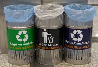 3 Abfallbehälter - türkisch - Müll, Mülltonne, Mülltrennung, Umwelt, Tonne, Abfalltonne, Abfall, Abfallbehälter