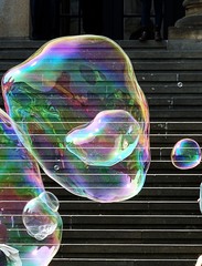 Riesenseifenblasen - Seifenblasen, rot, schwarz, Kontrast, Treppe, Kunst, rund, Physik, Oberflächenspannung, Farben, Spiegelung, Tenside, schimmern, Oberflächenspannung, Membrane, Brechung, Meditation, Schreibanlass, schillern, Blase, Kugel, Halbkugel, Phantasie, Fantasie, riesig, leicht, Leichtigkeit