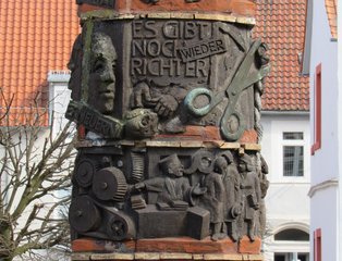 Helmstedt - Gerechtigkeitssäule # 5 - Helmstedt, Säule, Gerechtigkeit, Gericht, Obelisk, Skulptur, Denkmal, Weltkrieg, Judenverfolgung, Relief