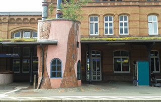 Hundertwasser-Bahnhof Uelzen # 4 - Bahnhof, Gebäude, Dachbegrünung, Kunst, Künstler, Friedensreich, Hundertwasser, Architektur