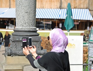 Medien unserer Zeit - Selfie - Handy, Smartphone, Foto, fotografieren, Mainstream, Selfie, Information, informieren, dokumentieren, Dokumentation, Medien, Muslima, Kopftuch, Religion