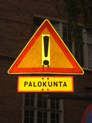 Achtung - Schild, Verkehrsschild, Achtung, Finnisch, Finnland, Feuerwehr, Dreieck, rot, gelb, symmetrisch, Symmetrie
