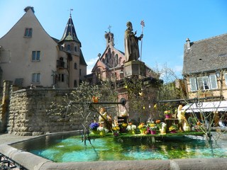 österlich geschückter Brunnen in Eguisheim - Elsass, Alsace, Eguisheim, Ostern, Pâques, Brunnen, fontaine, Dekoration