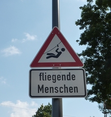 Fliegende Menschen - Verkehrszeichen, Hinweisschild, Warnschild, Vorsicht, Achtung, rot, weiß