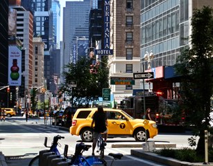 New York, Times Square 2014 - New York, Fußgängerzone, Platz, berühmt, USA, New York City, NY, NYC, Manhattan, Downtown, Amerika, Hochhäuser, City, Verkehr, Straße, Platz, Sehenswürdigkeit, Großstadt, Metropole, Straßenverkehr, Reklame, Werbung, sight, Yellow cabs, Taxi, Straße