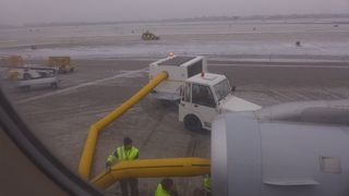 Enteisung der Turbinen eines Flugzeugs - Flugzeug, Sicherheit, Eis, enteisen