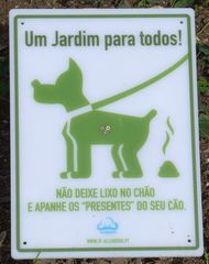 Hinweisschild in einem Park #1 - lixo, cão, chão, deixar, apanhar