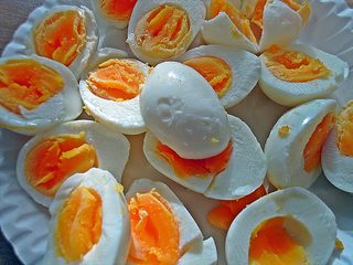halbierte Hühnereier - Ei, Eier, halb, halbiert, gelb, Hühnerei, gekocht, Anlaut Ei, weiß, Frühstück, Frühstücksei, frühstücken, Schale, essen, Lebensmittel, Buffet, kalte Platte, Zutat, Menge, Eigelb, Eiweiß