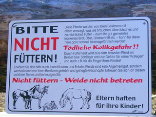 Schild:  Nicht füttern - Pferde, Pferdekoppel, Verbot, Futter, Gefahr, Gesundheit, Kolik