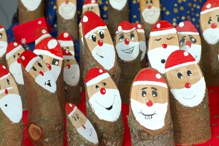 Weihnachtsmänner aus Holz - Weihnachten, Weihnachtsmann, Weihnachtsmarkt, Weihnachtsbastelei, Holz, Farbe, Basteln, Bemalen, viele.
