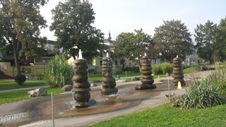 Donaubrunnen an der Donaulände - Tulln - Brunnen, Donaubrunnen, Donaulände, Tulln, Steine, Kunstwerk, Naturdenkmal, Hirtenspieß