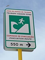 Schild Tsunamiwarnung - Schild, Warnung, Tsunami, Portugal, portugiesisch, englisch