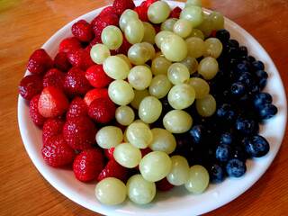 Obstteller - Obstteller, Obst, gesunde Ernährung, Trauben, Erdbeeren, Blaubeeren, Zwischenmahlzeit, Snack