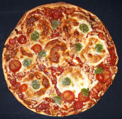 Pizza - Pizza, italienisch, Teig, backen, rund, Kreis, Fladenbrot, Hefeteig, Convenience Food, Fertiggericht, Tiefkühlkost, Backware