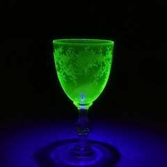 Fluoreszenz von Uranglas unter Schwarzlicht - Bild 1 - Uran, Uranglas, Fluoreszenz, Radioaktivität