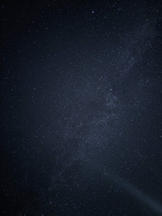 Nächtlicher Sternenhimmel mit Lichtkegel - Sternenhimmel, Sterne, Nachthimmel, Dunkelheit, Taschenlampe, Astronomie, Himmelskörper, Nacht