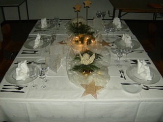 Weihnachtliche Tischdekoration - Tisch, gedeckt, Teller, Besteck, Servietten, weihnachtlich, Organza, Kugeln, Stern, Engel, Windlicht, Tannengrün