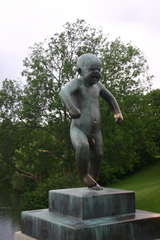 Vigelandpark Oslo, schreiender Junge - Junge, Knabe, Schrei, Wut, schreien, toben, Skulptur, Skulpturen, Bronze, Metall, Bildhauer, Vigeland, Oslo, Naturalismus